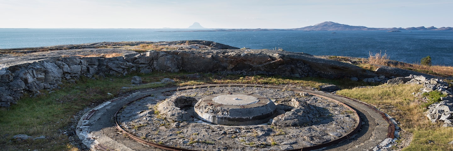 Rester etter kanonstillinger ved Grønsvik kystfort i Lurøy, krigsminne beliggende inntil Nasjonal turistveg Helgelandskysten.