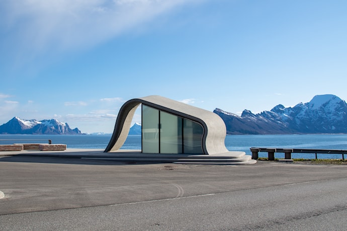 Toalettbygg og uteanlegg på Ureddplassen ved fylkesveg 17 i Gildeskål, Nordland, Nasjonal turistveg Helgelandskysten.