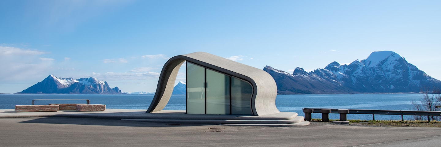 Toalettbygg og uteanlegg på Ureddplassen ved fylkesveg 17 i Gildeskål, Nordland, Nasjonal turistveg Helgelandskysten.