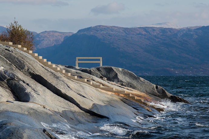 Hellåga rasteplass ved Sjona i Rana, Nasjonal turistveg Helgelandskysten. Tilrettelagt trygg tilgang til sjøen gjennom trapper og gangstier.