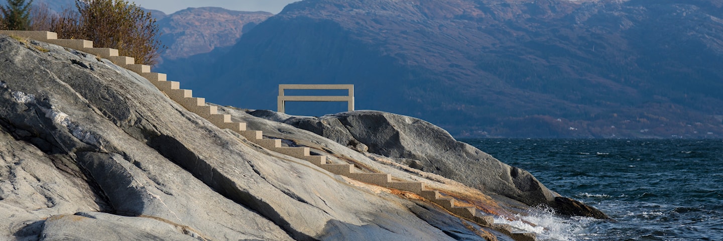 Hellåga rasteplass ved Sjona i Rana, Nasjonal turistveg Helgelandskysten. Tilrettelagt trygg tilgang til sjøen gjennom trapper og gangstier.
