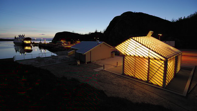 Servicebygg ved Jektvik fergekai, Rødøy, Nasjonal turistveg Helgelandskysten.