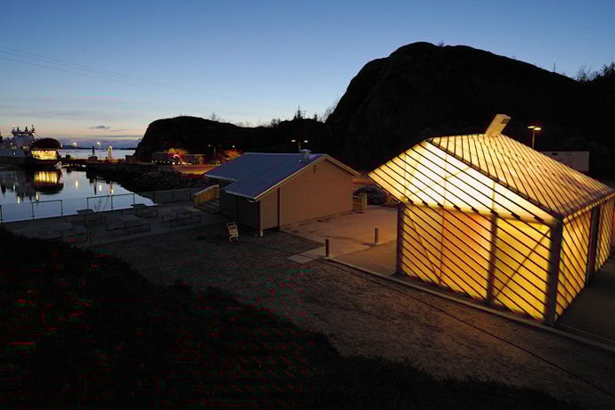 Servicebygg ved Jektvik fergekai, Rødøy, Nasjonal turistveg Helgelandskysten.