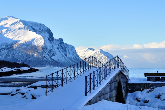 Steinbru gir enkel tilgang til den flotte sandstranda i Storvika i Gildeskål, Nasjonal turistveg Helgelandskysten.