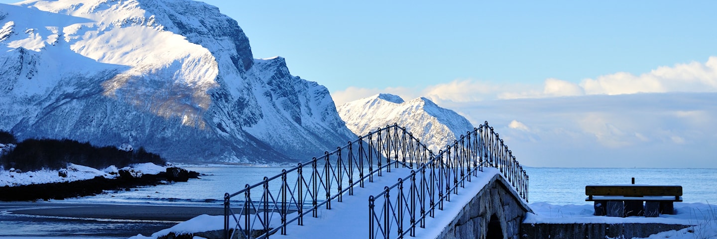 Steinbru gir enkel tilgang til den flotte sandstranda i Storvika i Gildeskål, Nasjonal turistveg Helgelandskysten.