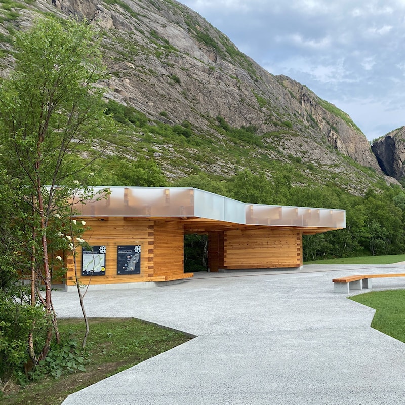 Servicebygg i tre og glass.