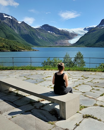 Braset med utsikt mot Engabreen, Svartisen. Braset ligger ved ved fylkesveg 17 («Kystriksvegen»), Nasjonal turistveg Helgelandskysten.