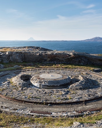 Rester etter kanonstillinger ved Grønsvik kystfort i Lurøy, krigsminne beliggende inntil Nasjonal turistveg Helgelandskysten.