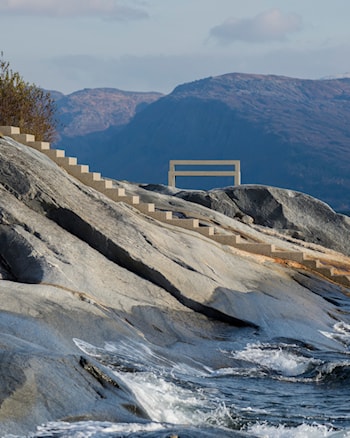 Hellåga rasteplass ved Sjona i Rana, Nasjonal turistveg Helgelandskysten. Tilrettelagt trygg tilgang til sjøen gjennom trapper og gangstier.