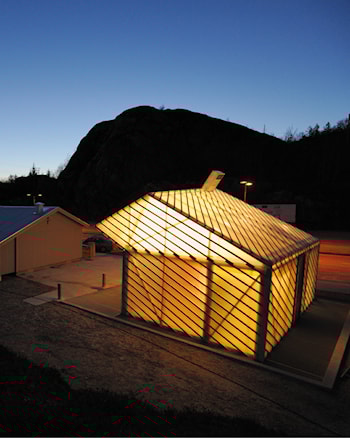 Servicebygg ved Jektvik fergekai, Rødøy, Nasjonal turistveg Helgelandskysten.