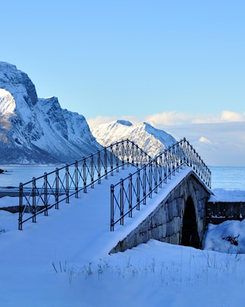 Steinbru gir enkel tilgang til den flotte sandstranda i Storvika i Gildeskål, Nasjonal turistveg Helgelandskysten.