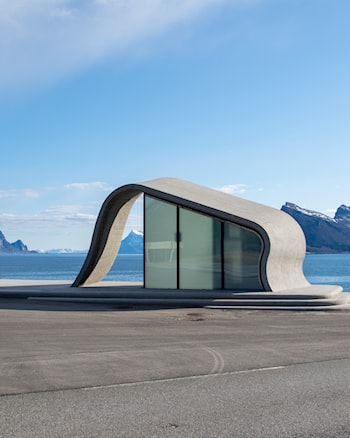 Toalettbygg og uteanlegg på Ureddplassen ved fylkesveg 17 i Gildeskål, Nordland, Nasjonal turistveg Helgelandskysten.