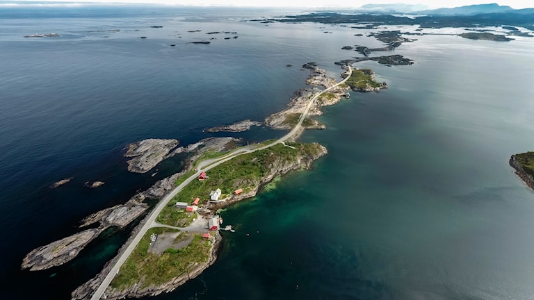 Atlanterhavsvegen sett nordover fra Strømsholmen.