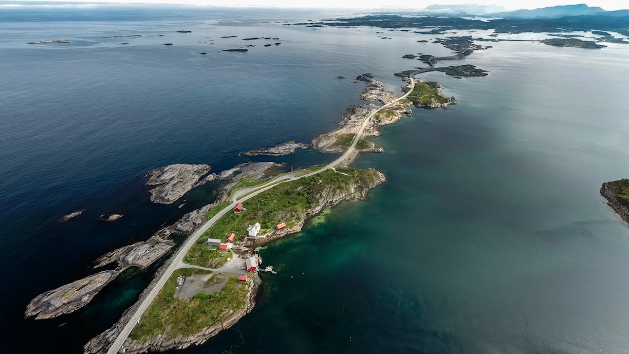 Atlanterhavsvegen sett nordover fra Strømsholmen.