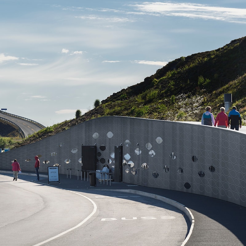 Kafeen utvendig med sti over taket