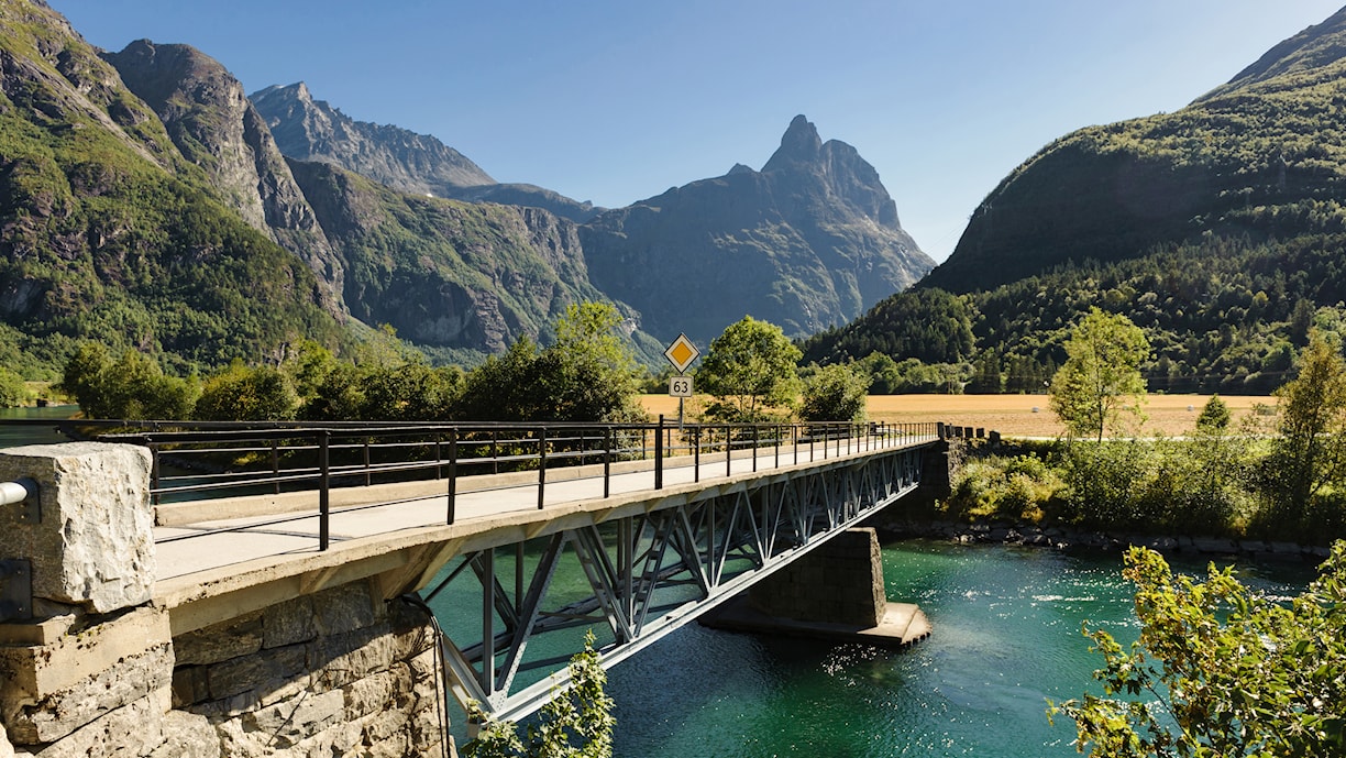 Sogge bru over Rauma markerer nordre ytterpunkt på Nasjonal turistveg Geiranger-Trollstigen. 