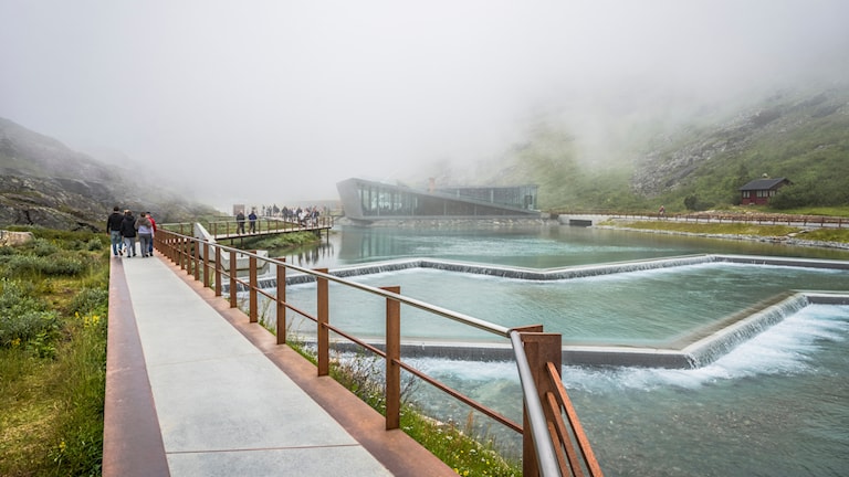 Trollstigplatået med kaféen.