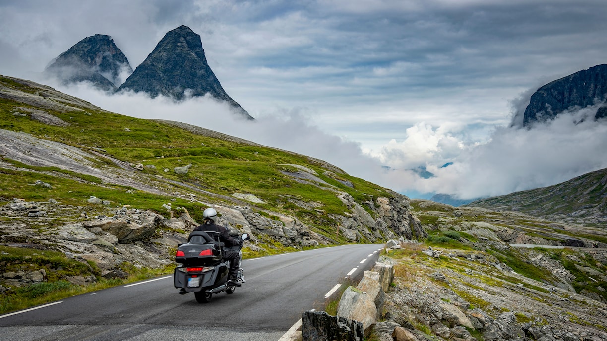Vegen mellom Trollstigen og Valldal, under tindene Bispen og Kongen.