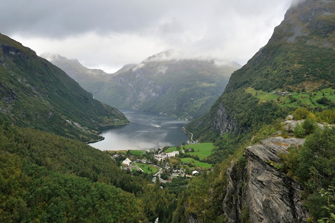 Utsikt over Geiranger frå Flydalsjuvet.