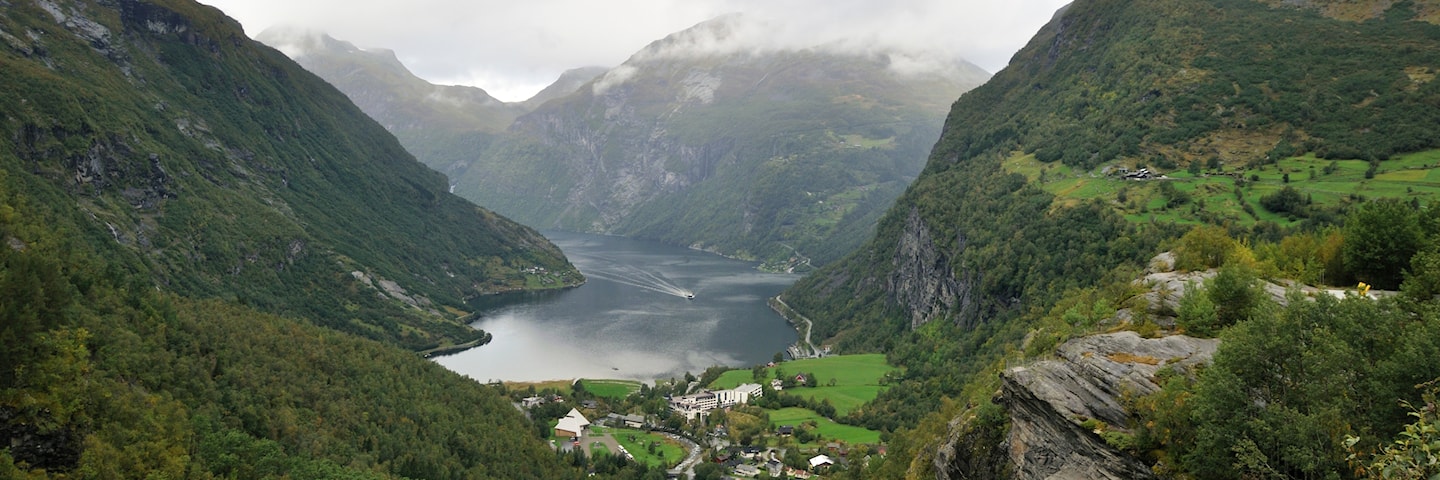 Utsikt over Geiranger frå Flydalsjuvet.