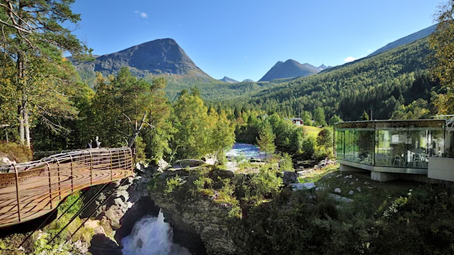 Utsiktsplattformene over fossen i Gudbrandsjuvet og Juvet kafe, Nasjonal turistveg Geiranger – Trollstigen.