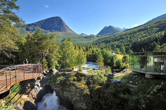 Utsiktsplattformene over fossen i Gudbrandsjuvet og Juvet kafe, Nasjonal turistveg Geiranger – Trollstigen.