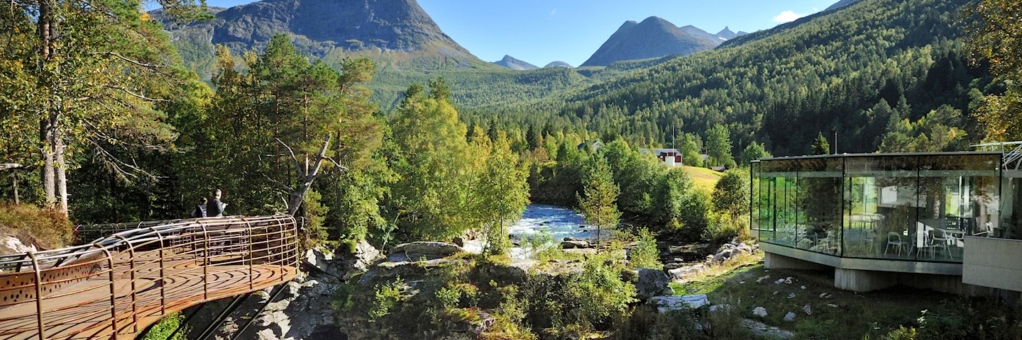 Utsiktsplattformene over fossen i Gudbrandsjuvet og Juvet kafe, Nasjonal turistveg Geiranger – Trollstigen.