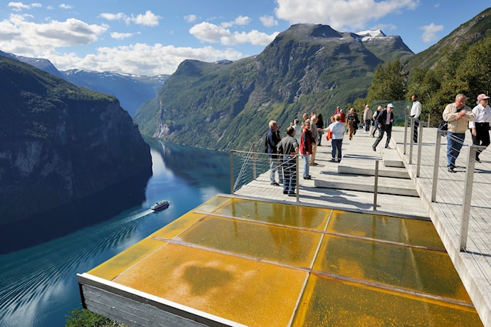 Utsiktspunktet Ørnesvingen høgt over Geirangerfjorden, Nasjonal turistveg Geiranger – Trollstigen.