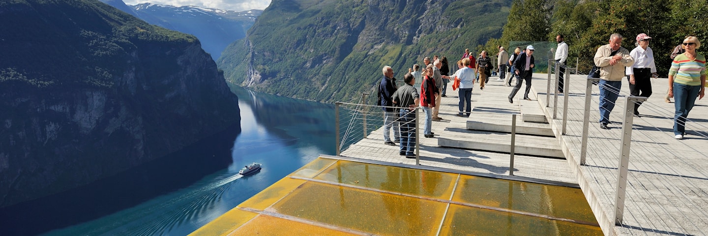 Utsiktspunktet Ørnesvingen høgt over Geirangerfjorden, Nasjonal turistveg Geiranger – Trollstigen.