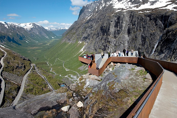Den store utsiktsplattforma ved Trollstigen byr på eineståande utsikt.