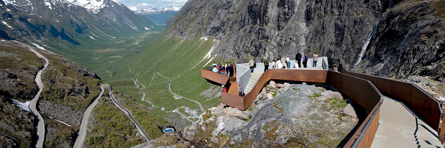 Den store utsiktsplattforma ved Trollstigen byr på eineståande utsikt.