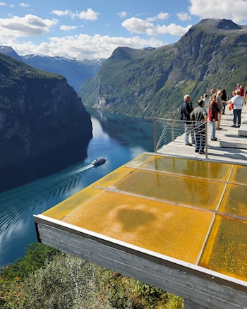 Utsiktspunktet Ørnesvingen høgt over Geirangerfjorden, Nasjonal turistveg Geiranger – Trollstigen.