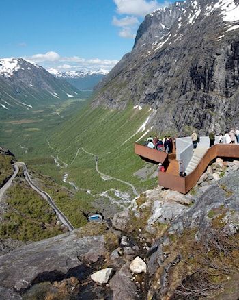 Den store utsiktsplattforma ved Trollstigen byr på eineståande utsikt.