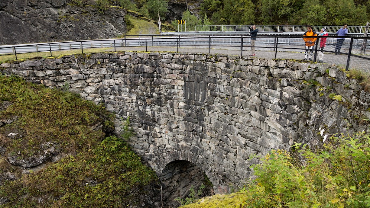 Jøl bru fra 1883, Hjelledalen i Stryn.