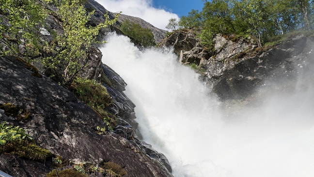 På spranget ned mot Hjelledalen fra rv. 15 langs Øvstefossen.