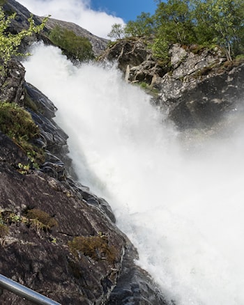 På spranget ned mot Hjelledalen fra rv. 15 langs Øvstefossen.