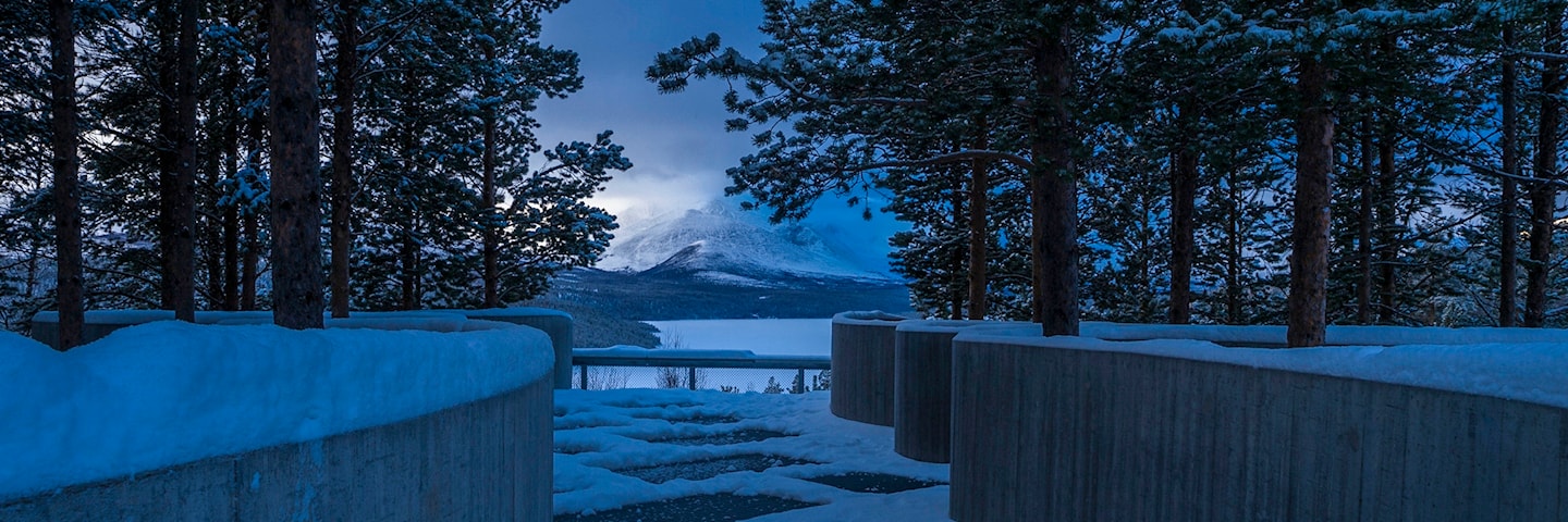 Utsiktspunktet Sohlbergplassen i blått vinterlys.