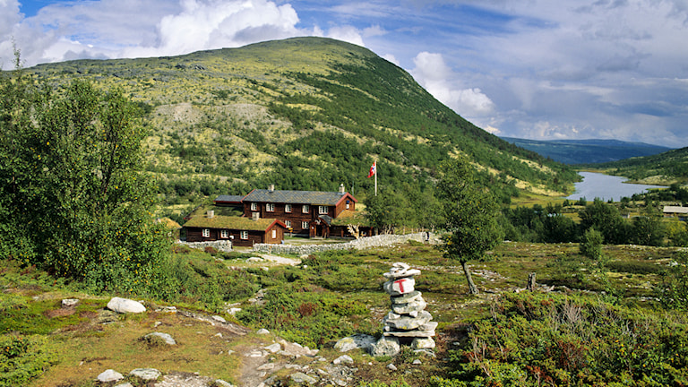 Bjørnhollia turisthytte ligger lett tilgjengelig for en fottur med utgangspunkt fra Strømbu.