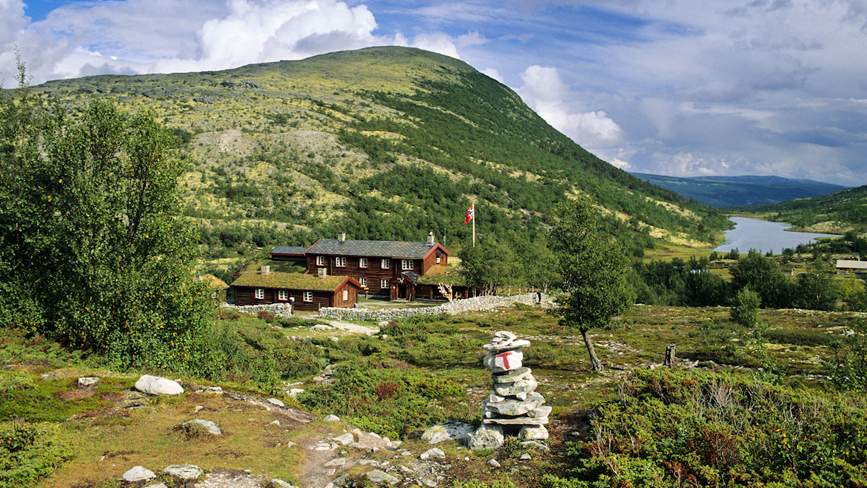 Bjørnhollia turisthytte ligger lett tilgjengelig for en fottur med utgangspunkt fra Strømbu.