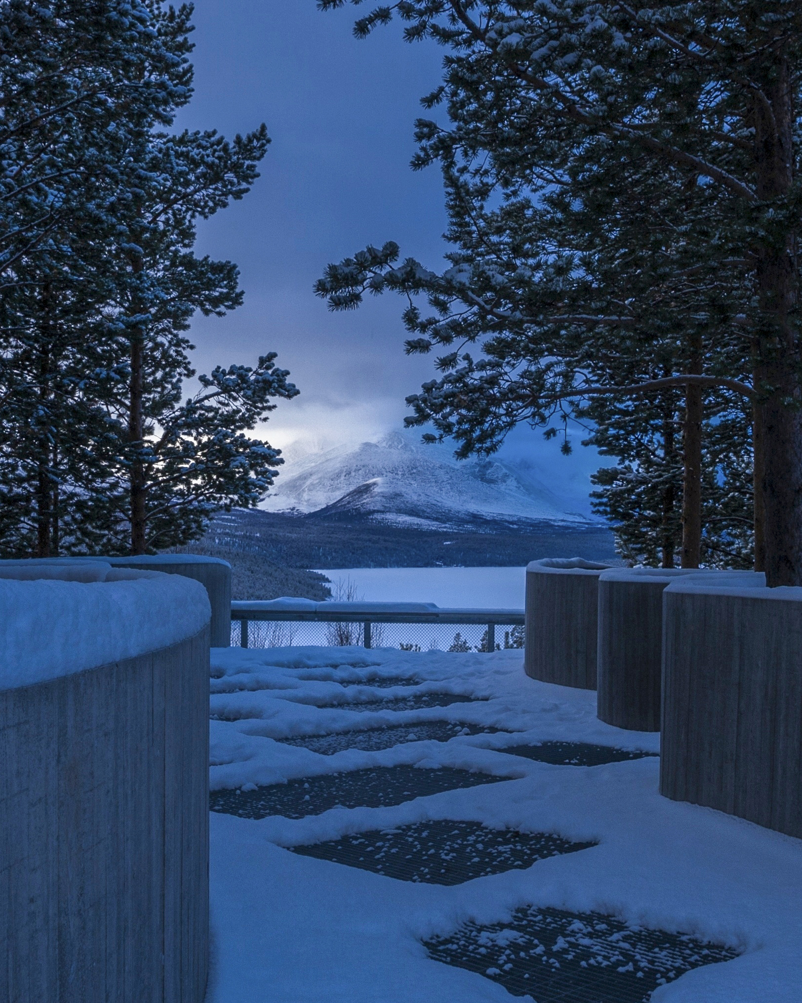 Utsiktspunktet Sohlbergplassen i blått vinterlys.