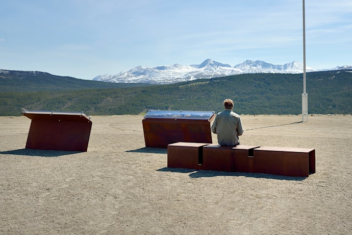 Infopunkt ved Folldal gruver med tavler og utsikt mot Rondane. 