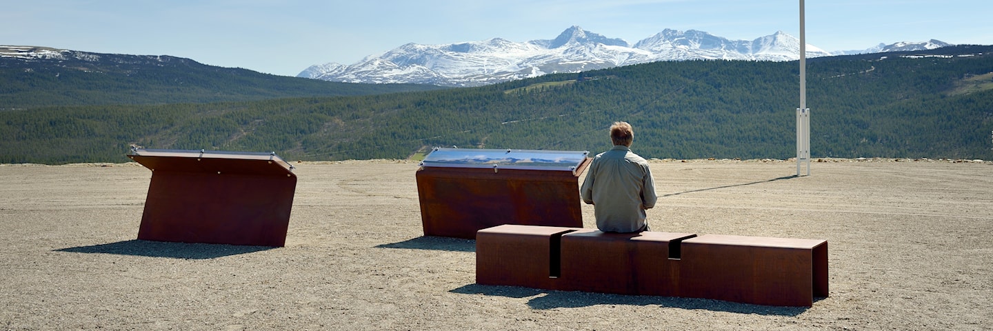 Infopunkt ved Folldal gruver med tavler og utsikt mot Rondane. 