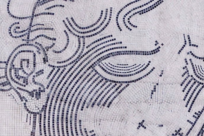 «Skyldner» av Matias Faldbakken er en steinmosaikk i lys og mørk granitt.