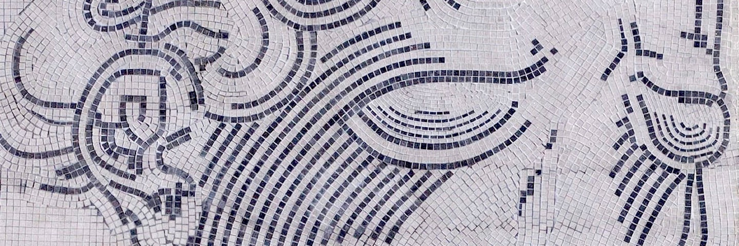 «Skyldner» av Matias Faldbakken er en steinmosaikk i lys og mørk granitt.