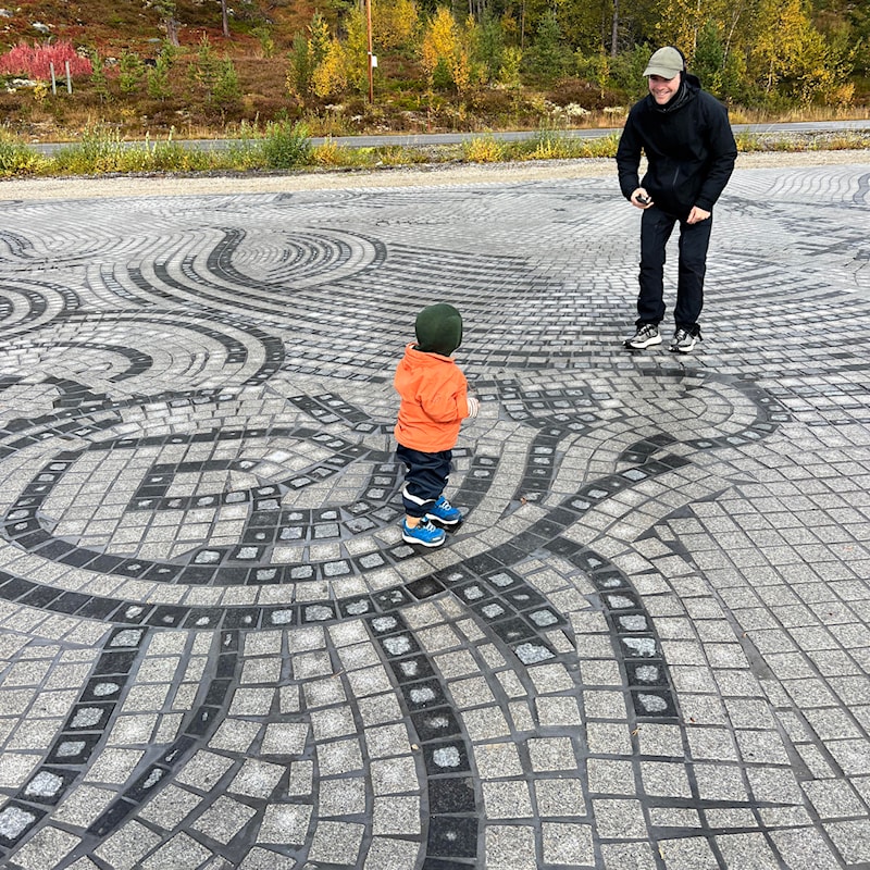 Detalj med barn og voksen