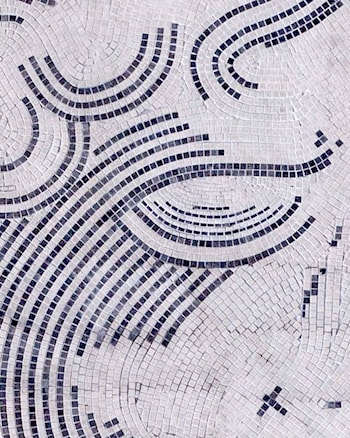 «Skyldner» av Matias Faldbakken er en steinmosaikk i lys og mørk granitt.