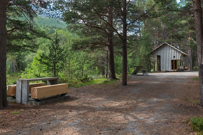 Liasanden rasteplass inne i furuskogen i Leirdalen, Lom.