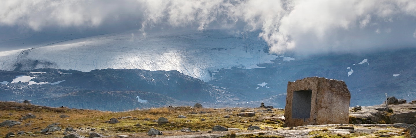 Skyfront med tåke kommer inn over Sognefjellet. Bildet viser Knut Wolds kunstinstallasjon ved Mefjellet rasteplass ved Nasjonal turistveg Sognefjellet.