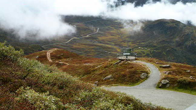 Frå Nedre Oscarshaug har du flott utsikt over fjellheimen. 