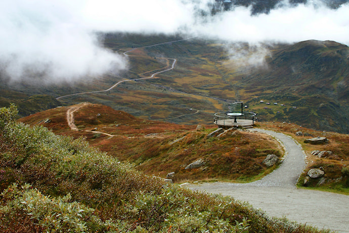 Frå Nedre Oscarshaug har du flott utsikt over fjellheimen. 